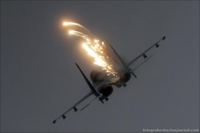 Màn trình diễn của Su-27 được thực hiện lúc trời vừa sẩm tối